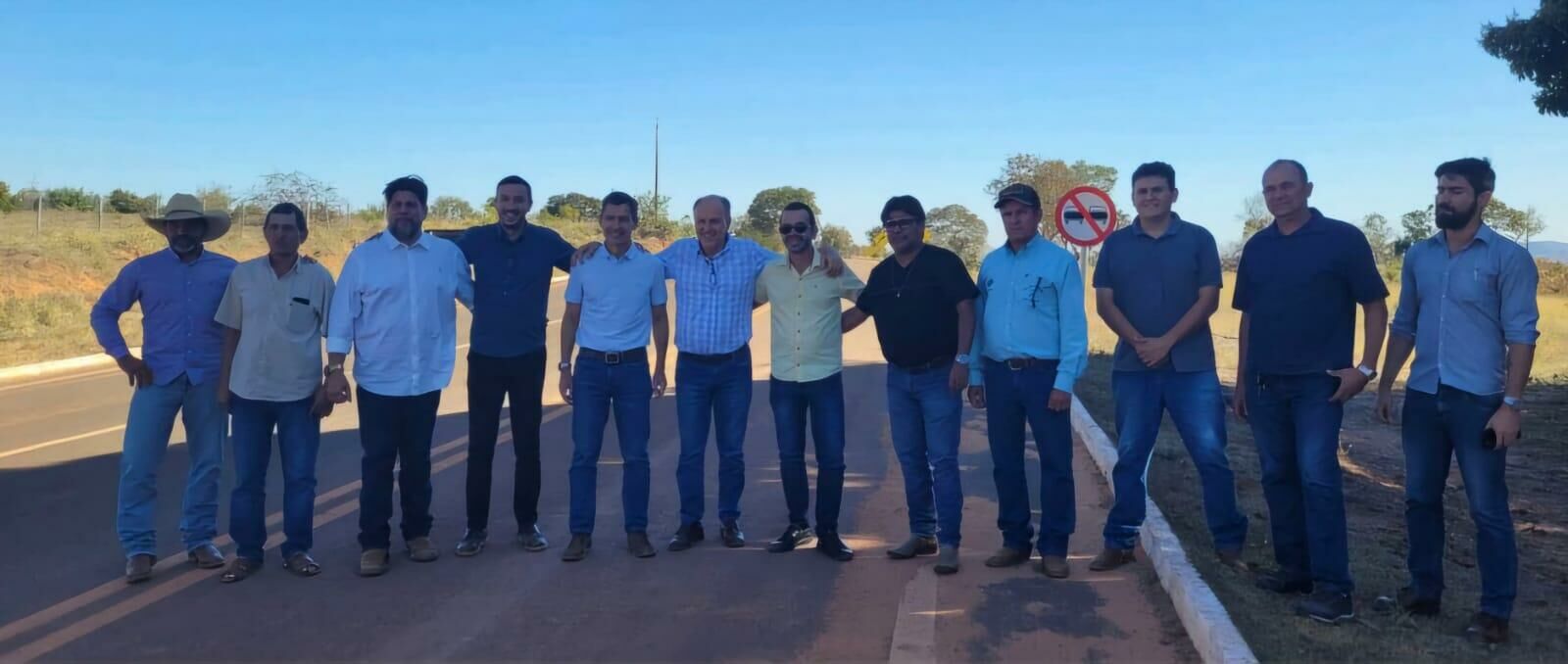 Imagem de compartilhamento para o artigo Marco histórico em Pedro Gomes: Prefeito Murilo celebra início da pavimentação da MS-215 durante visita técnica da MS Todo dia